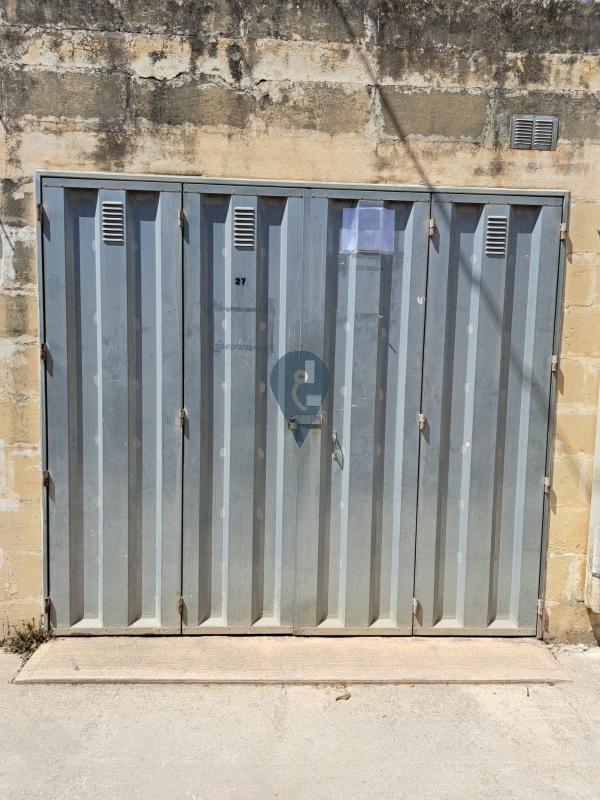 Garages / Garage Space in Naxxar - REF 76156